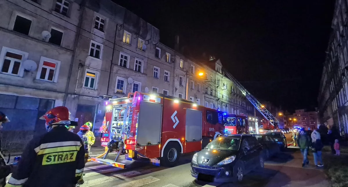 Wybuchł pożar na strychu kamienicy przy Dmowskiego 