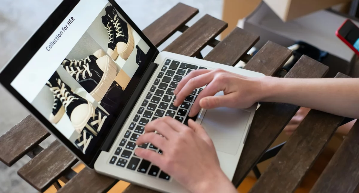 Butiki online vs sklepy stacjonarne – gdzie szukać modowych perełek?