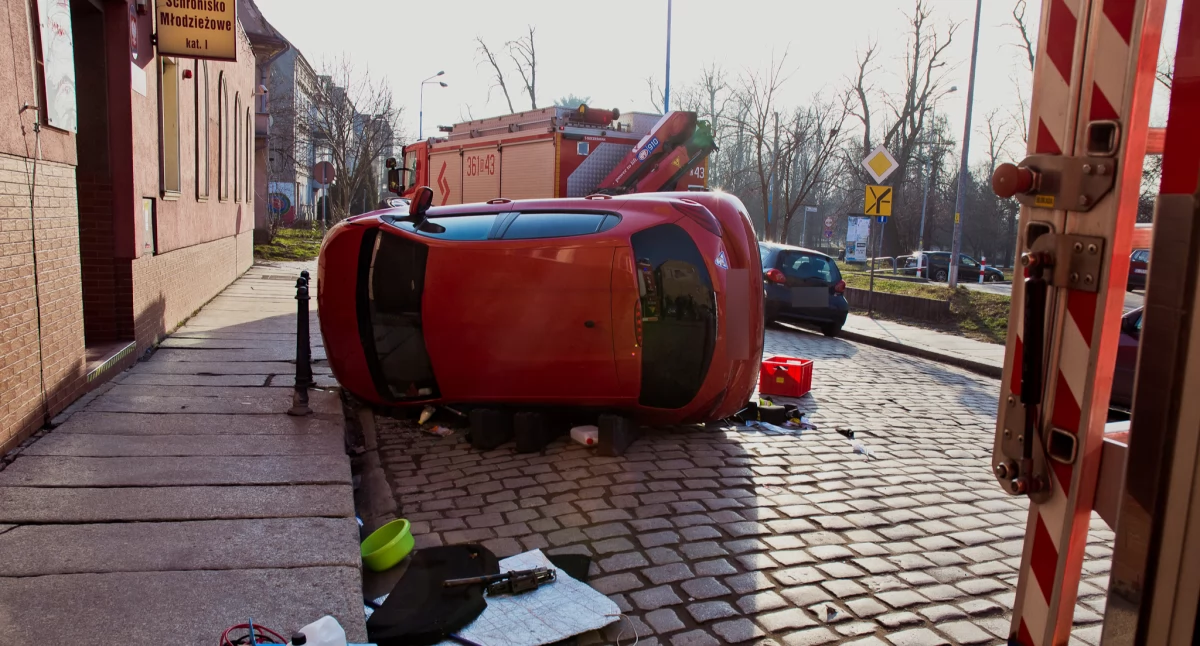 Kolizja na Jordana - auto wylądowało na boku (FOTO)