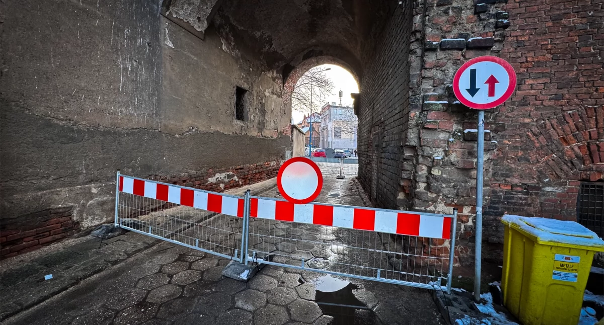 Nadzór budowlany kazał zamknąć bramę na ul. Murarskiej w Legnicy