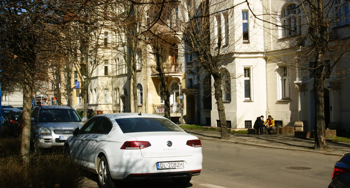 Zmiana organizacji ruchu lekarstwem na brak miejsc parkingowych?
