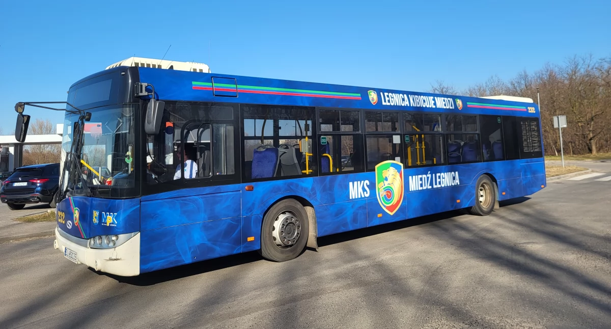 Kwiaty dla kobiet w autobusie w barwach Miedzi