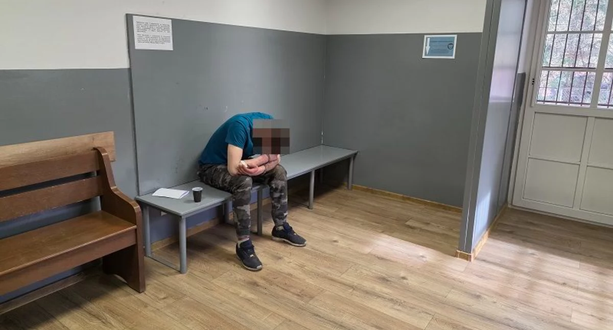 Pościg za poszukiwanym. Mężczyzna ukrył się w krzakach.