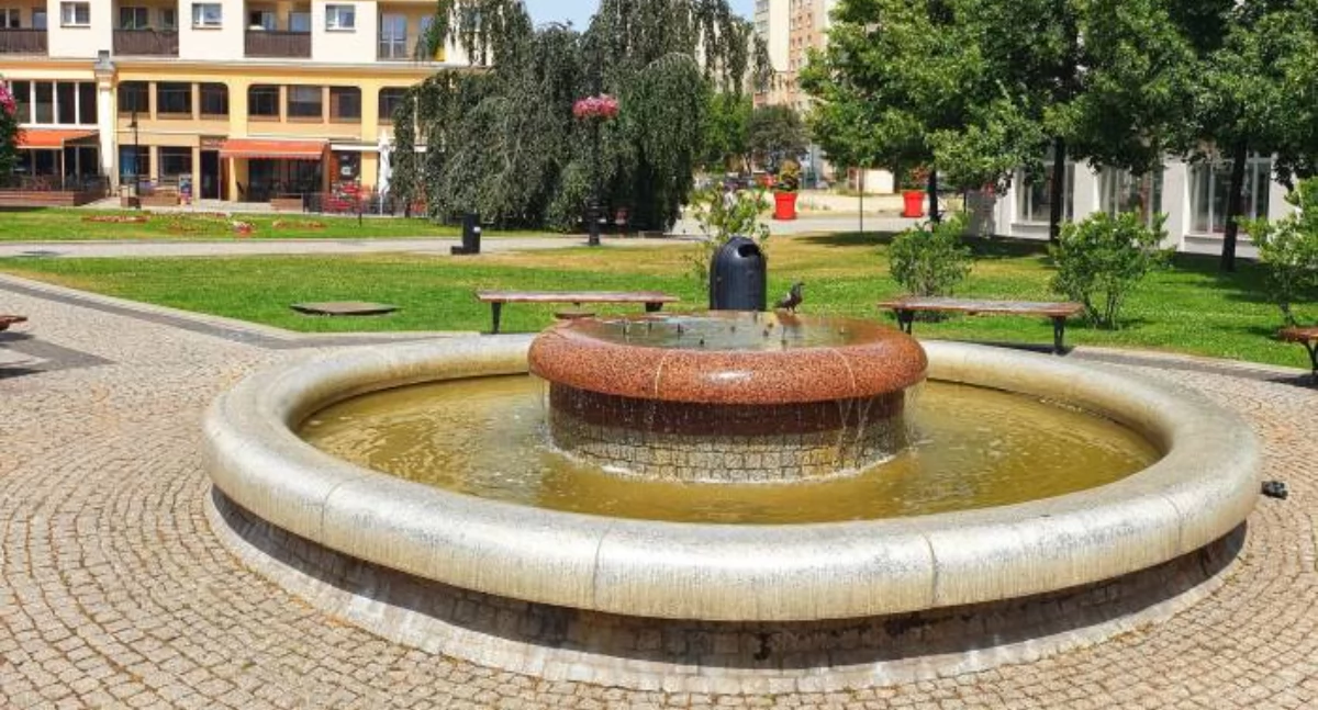 Trwa naprawa legnickiej fontanny w centrum 