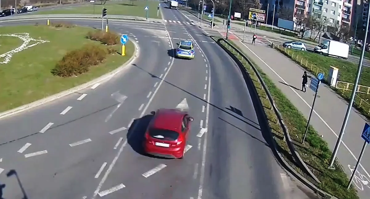 Legniccy policjanci pilotowali rodzącą kobietę do szpitala (FILM)