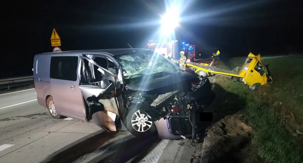Nocny wypadek busa i lawety na autostradzie A4