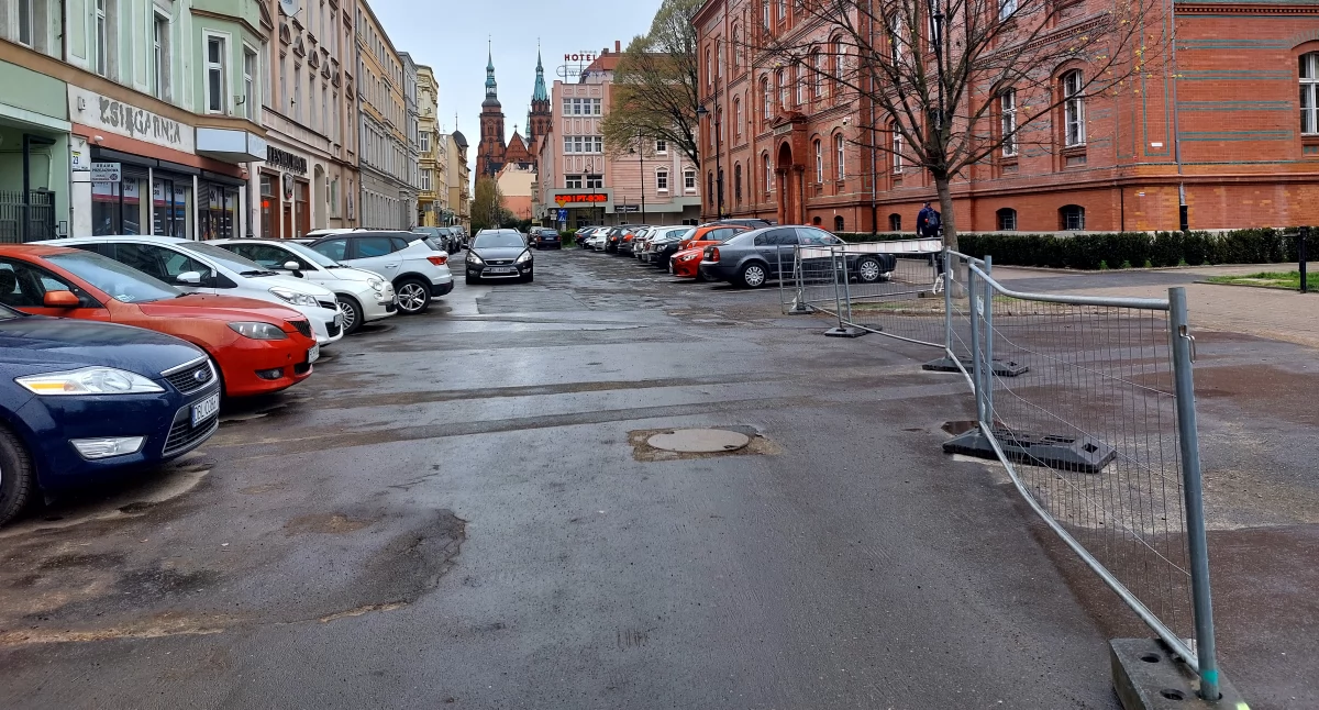 Legnica robi drogi. Będą utrudnienia: więcej objazdów, mniej miejsc parkingowych