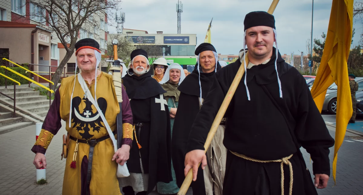 Marsz ku pamięci Henryka II Pobożnego z Legnicy do Legnickiego Pola (FOTO)