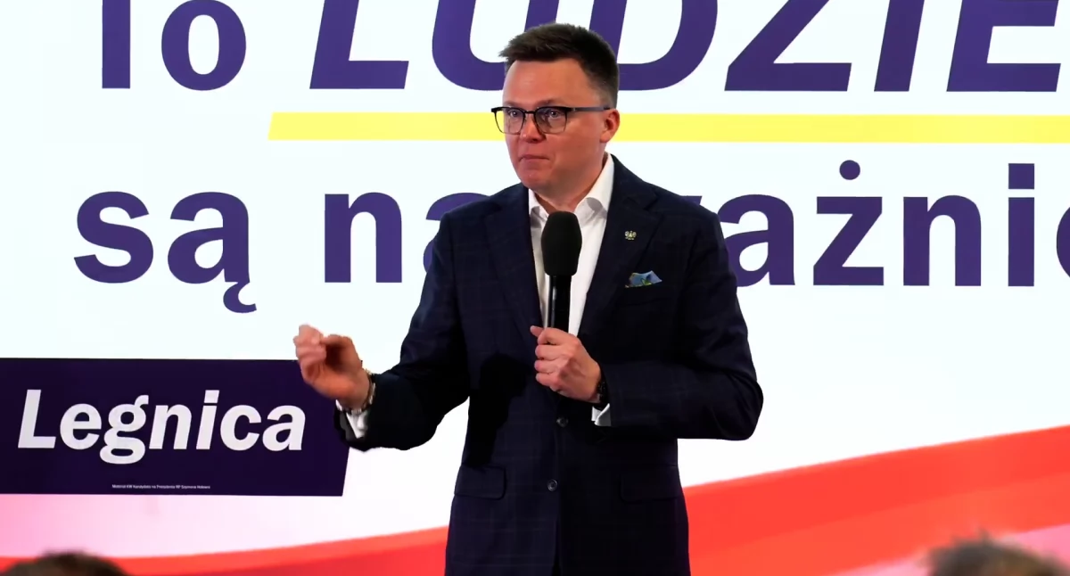 Hołownia w Legnicy pocałował chleb, przepłoszył mentzenowców i spotkał kosmitę