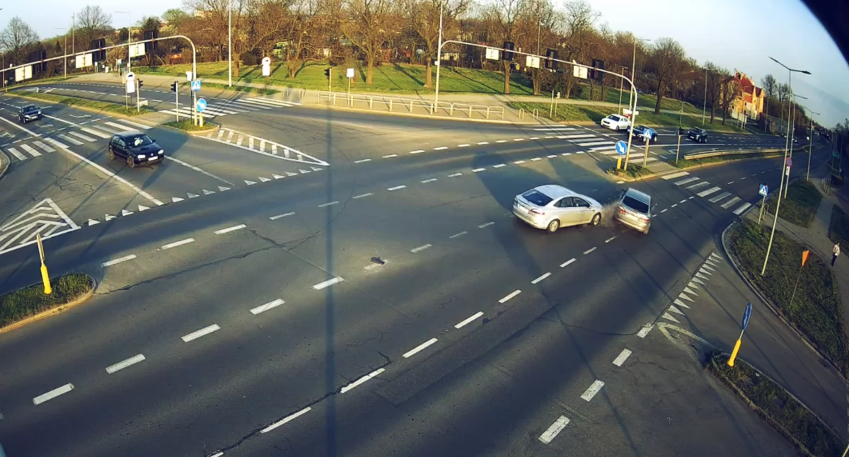 Pomknęła na czerwonym, bo nie zauważyła świateł (FILM)