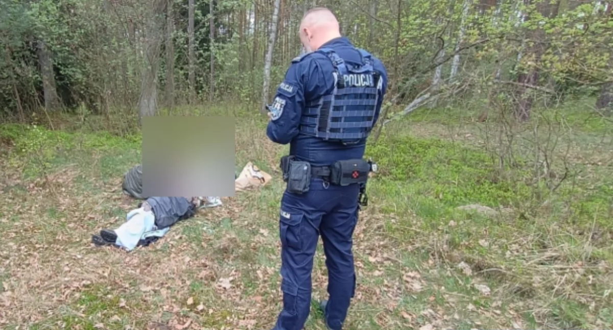 Doznał urazu kręgosłupa w lesie. Uratowali go policjanci i strażacy