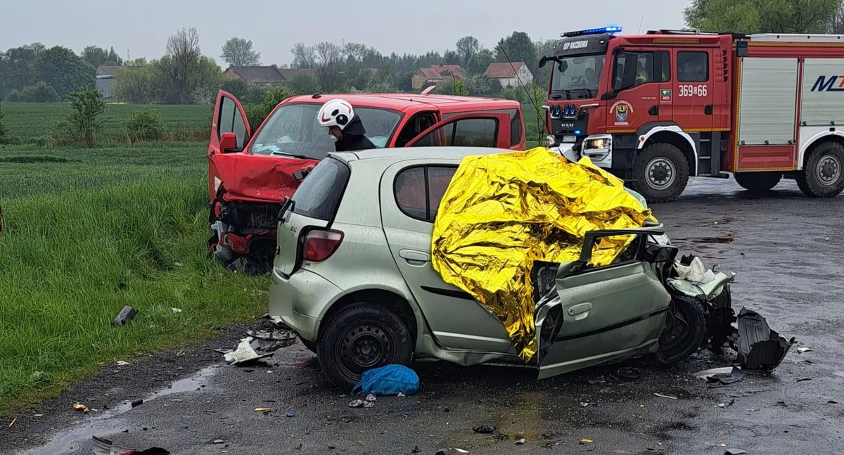 Tragiczny wypadek z udziałem osobówki i busa przewożącego dzieci