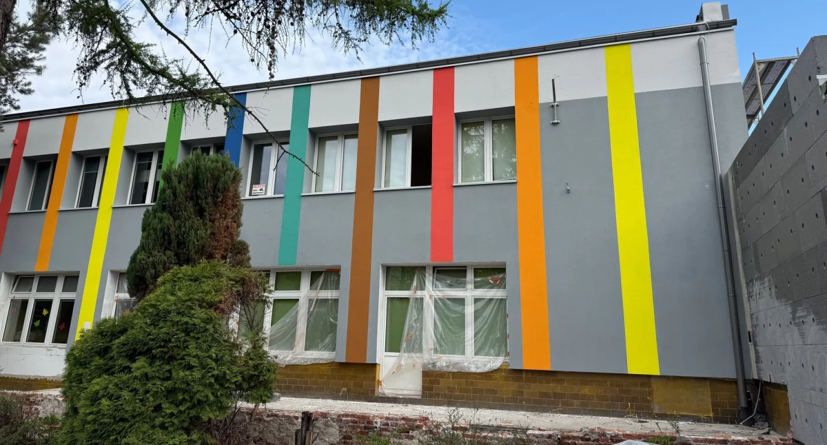 Termomodernizacja żłobków i SP 7 - trwają prace elewacyjne