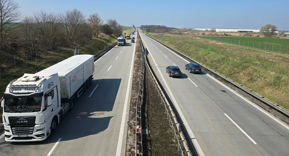 Pijany kierowca ciężarówki jechał całą szerokością na A4
