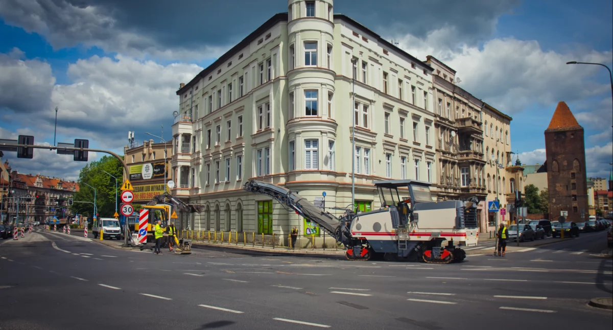 Modernizacja ul. Piastowskiej wkracza w końcową fazę (FOTO)