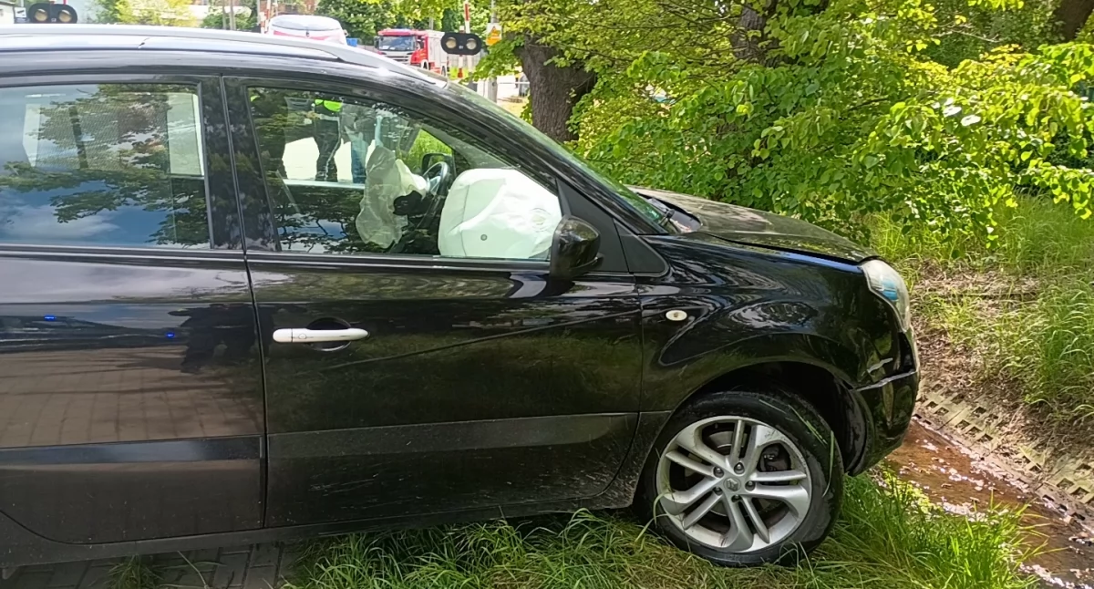 Legnica. Nietrzeźwy kierowca zanurkował w potoku przy ul. Działkowej
