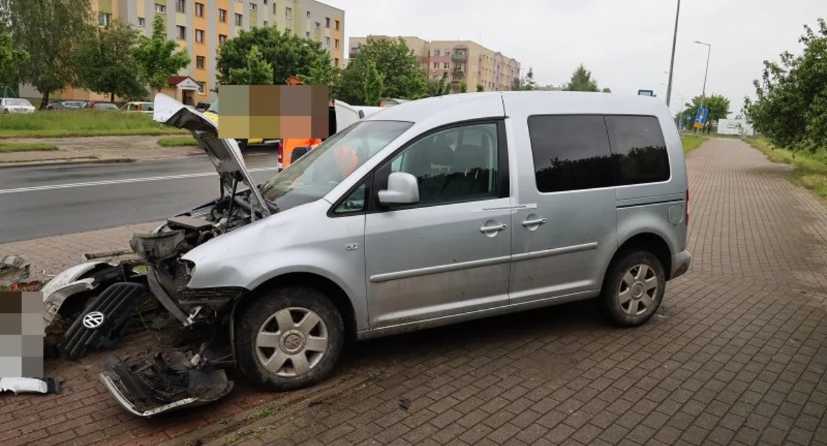 Pijana wiozła małe dziecko. Rozbiła samochód o latarnię 