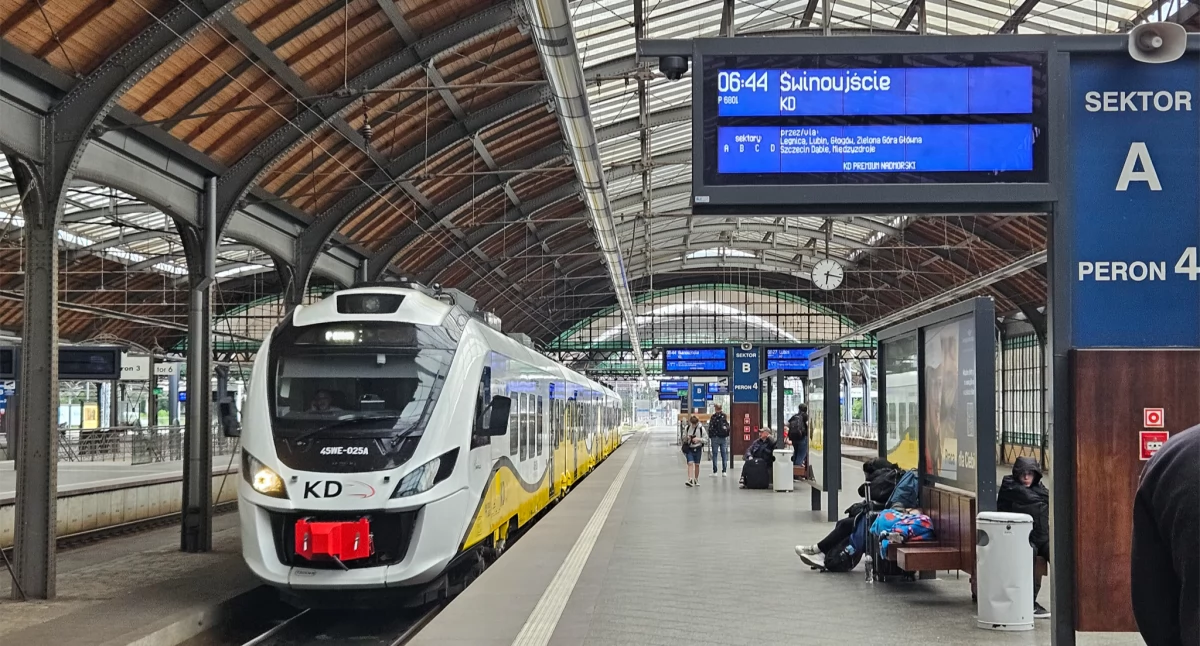 Wakacyjny hit Kolei Dolnośląskich wraca na tory! Z Dolnego Śląska prosto nad Bałtyk