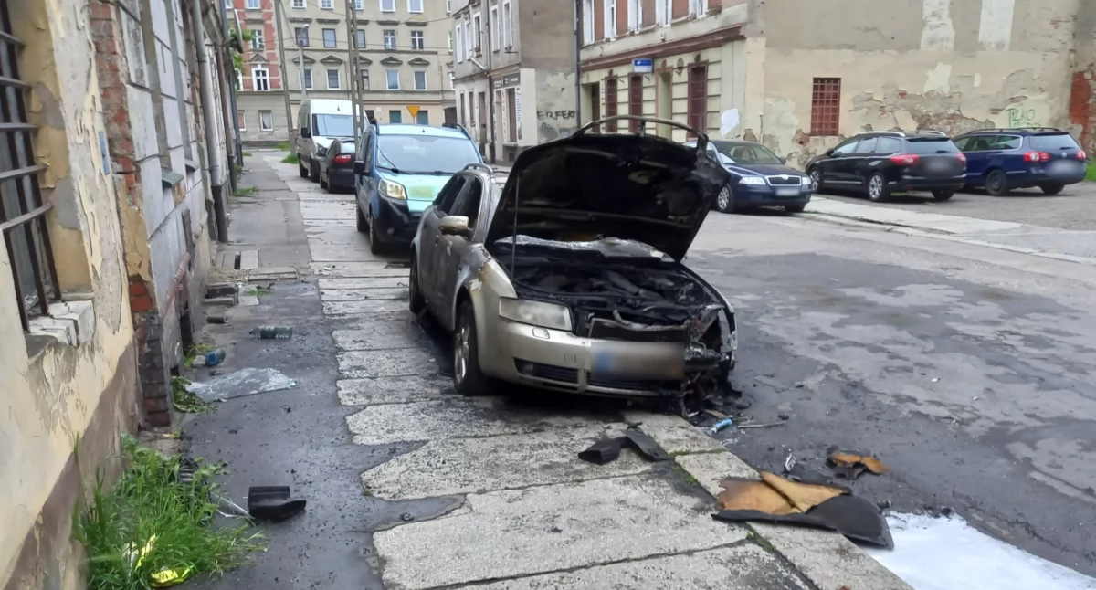 Podpalacz samochodów krąży po Zakaczawiu?