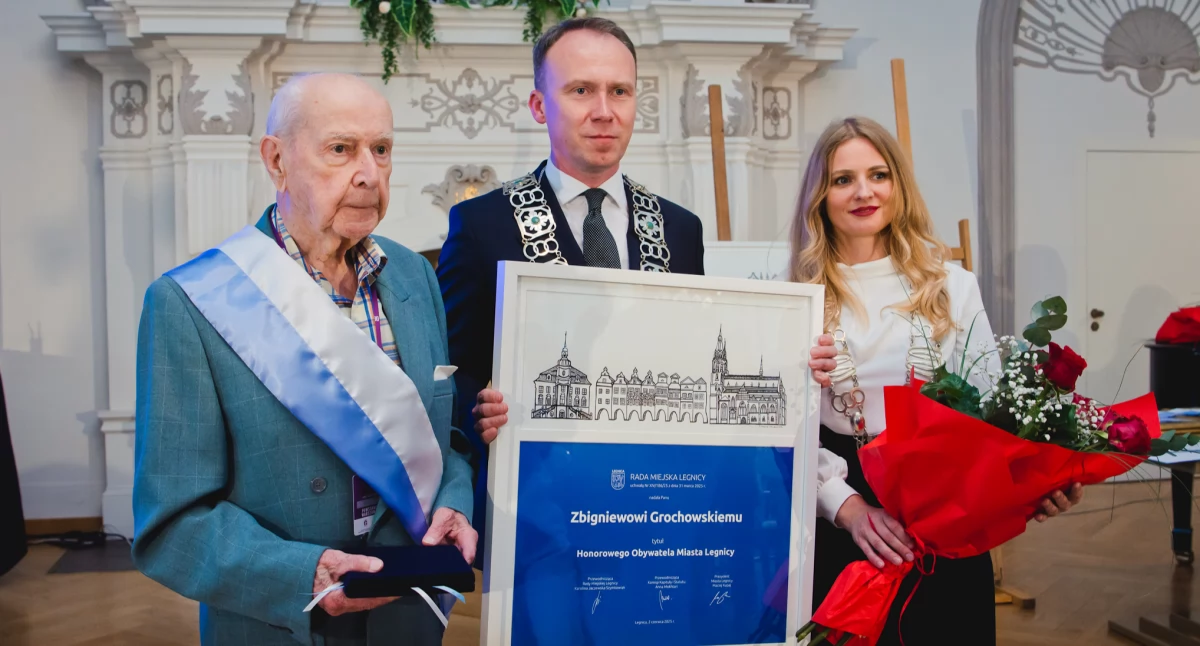 Uroczysta sesja Rady Miejskiej - uhonorowano zasłużonych dla Legnicy (FOTO)