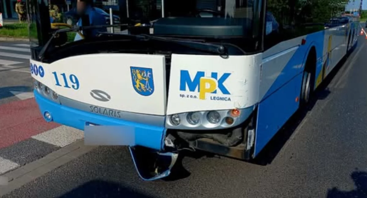 Kolizja osobówki i autobusu MPK na Piekarach