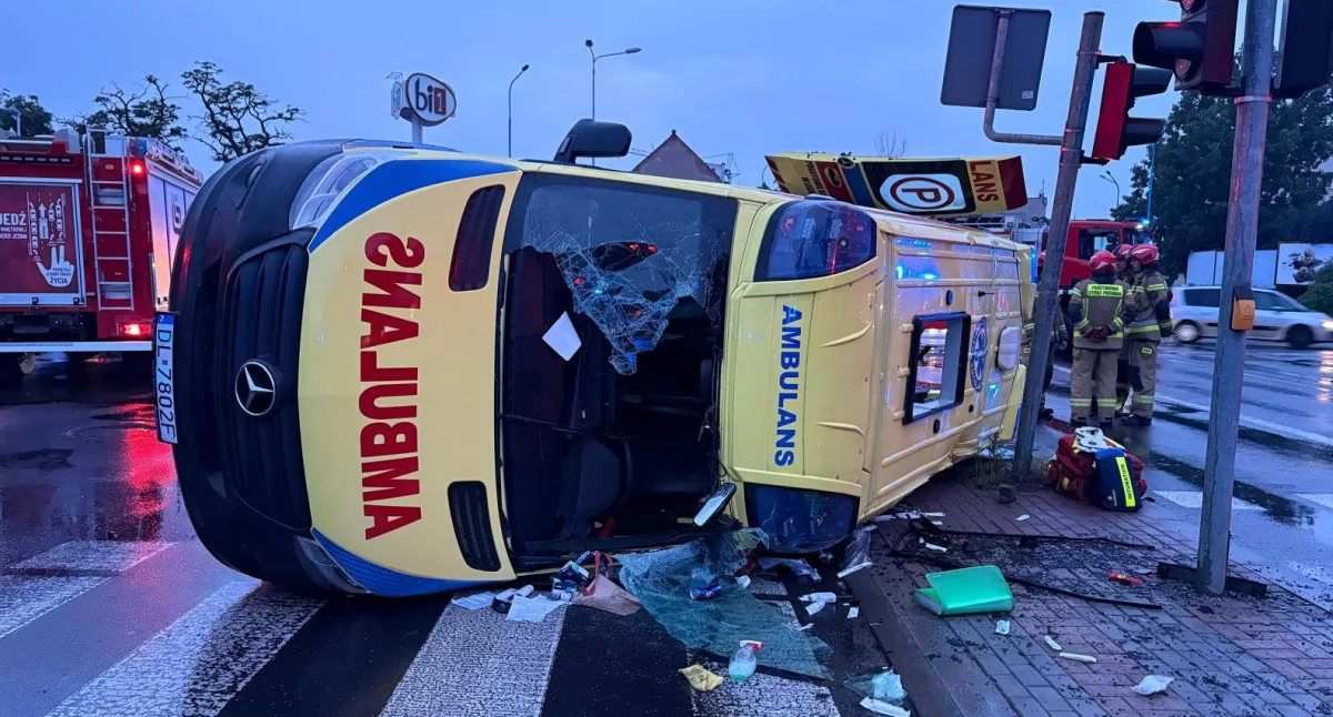 Samochód osobowy wjechał w karetkę pogotowia w Legnicy