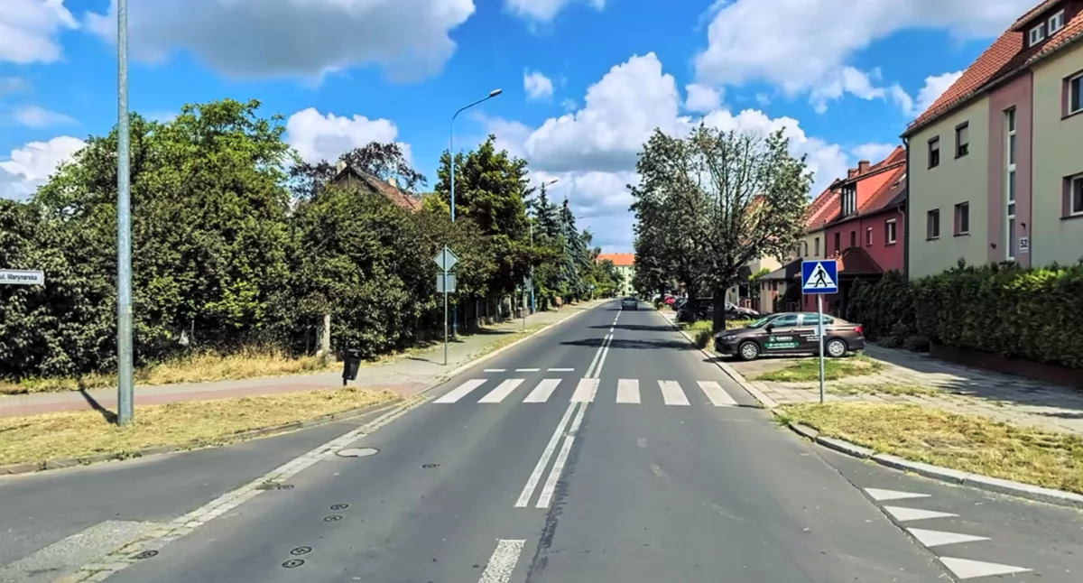 Pijany kierowca wjechał z impetem w dwa zaparkowane auta