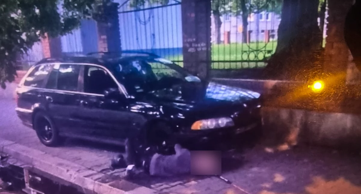 Pijany kierowca wjechał w mur szkoły przy ulicy Chojnowskiej