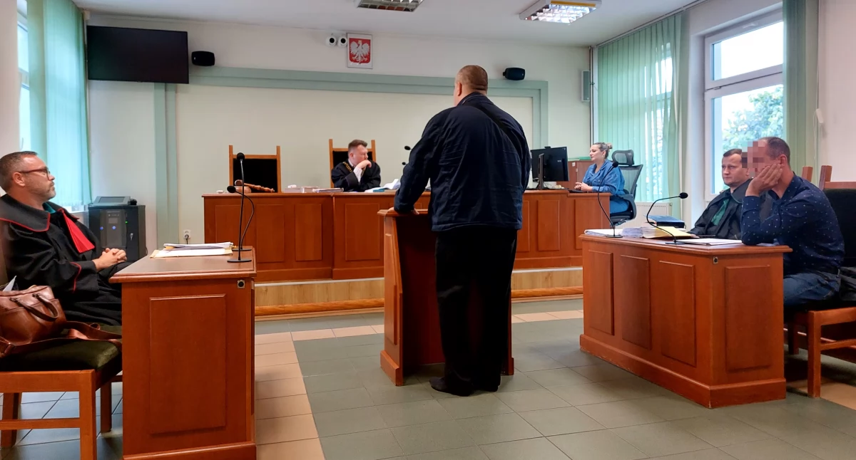 Jak broni się policjant oskarżony o schadzki z kochanką na służbie