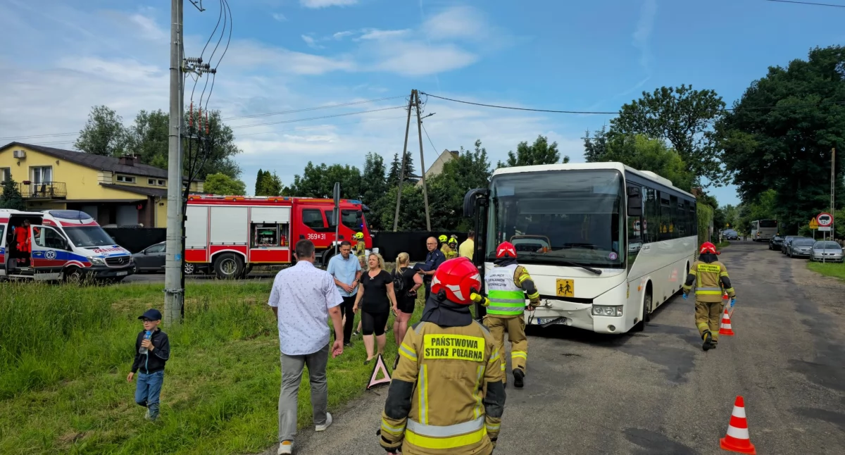 Samochód wjechał w szkolny autobus - troje dzieci w szpitalu