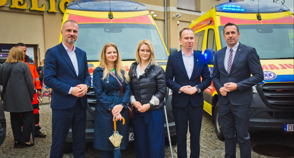 Nowe karetki dla pogotowia dzięki Urzędowi Marszałkowskiemu (FOTO)