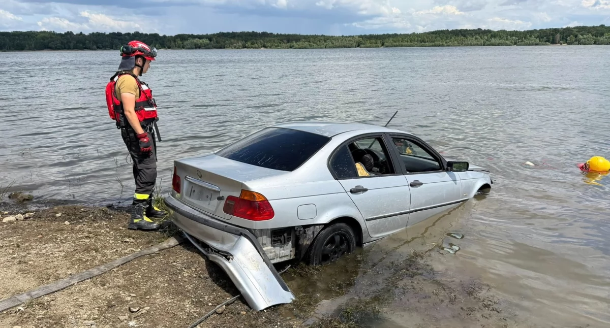 Auto wpadło do zalewu - akcja poszukiwawcza z udziałem legnickiej grupy nurków (FOTO)