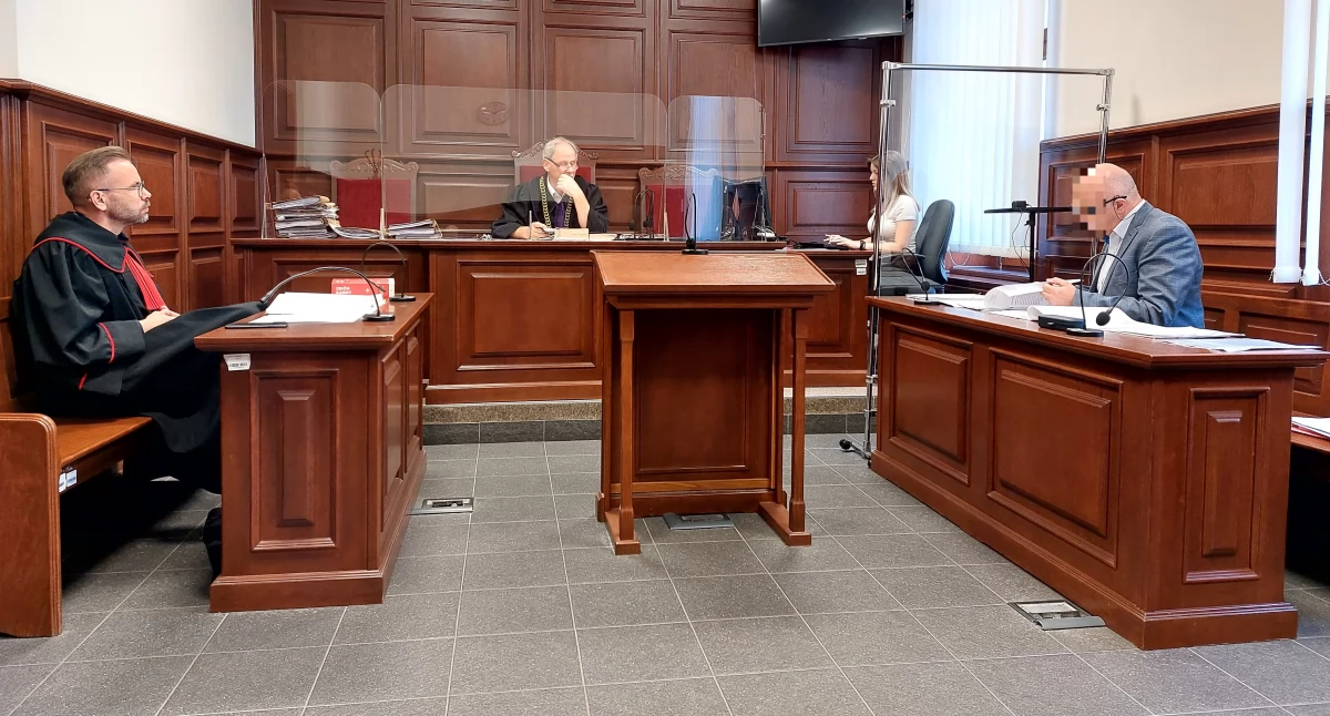 Adwokat oskarżony o wręczenie łapówki brnie w gruby żart