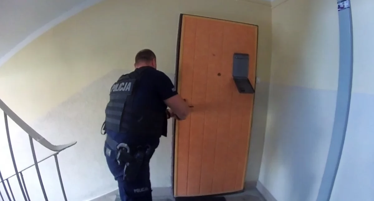 Policja siłowo weszła do mieszkania, by ratować życie 90-latka (FILM)
