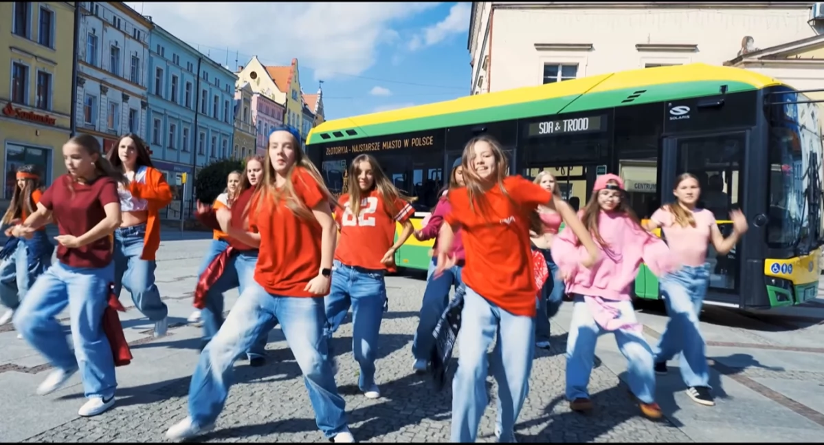 SDA i TROOD zatańczyły w złotoryjskim autobusie