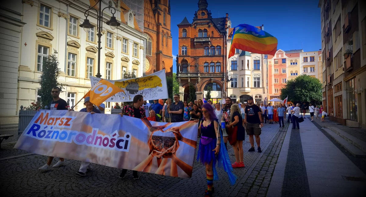 Dwustu odważnych ludzi na pierwszym Marszu Różnorodności w Legnicy