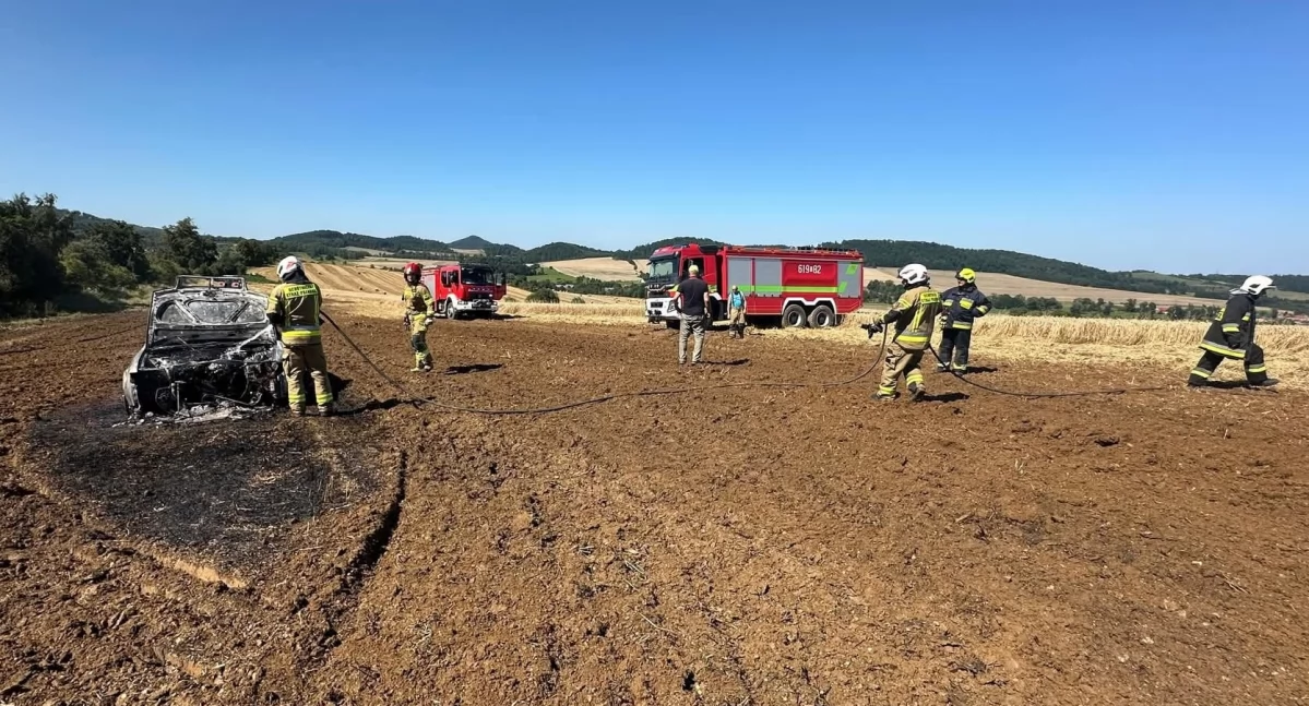 Pożary na polach. Ogień strawił samochód osobowy i ciągnik