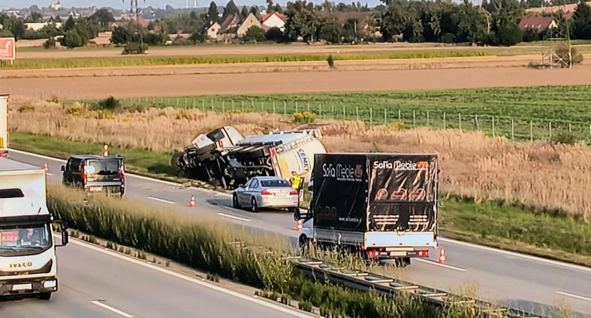 Ciężarówka wpadła do rowu na A4 - dziś to już druga (FOTO)