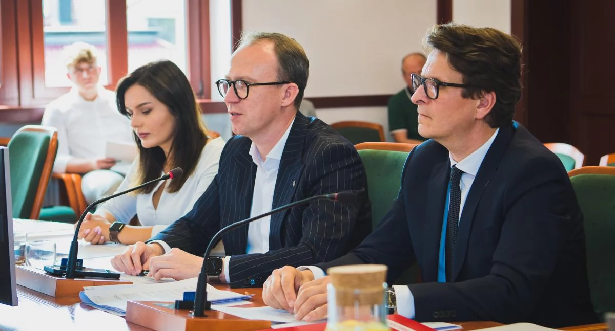 Radni pomagają prezydentowi Maciejowi Kupajowi posprzątać Legnicę