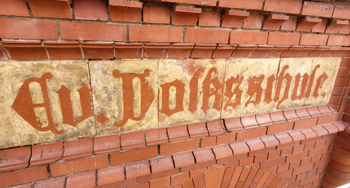 Dlaczego konserwator zabytków kazał zakryć niemiecki napis na szkole?