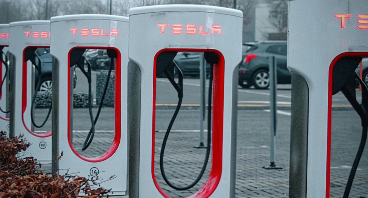 Tesla buduje w Legnicy jedną z największych stacji ładowania w Polsce