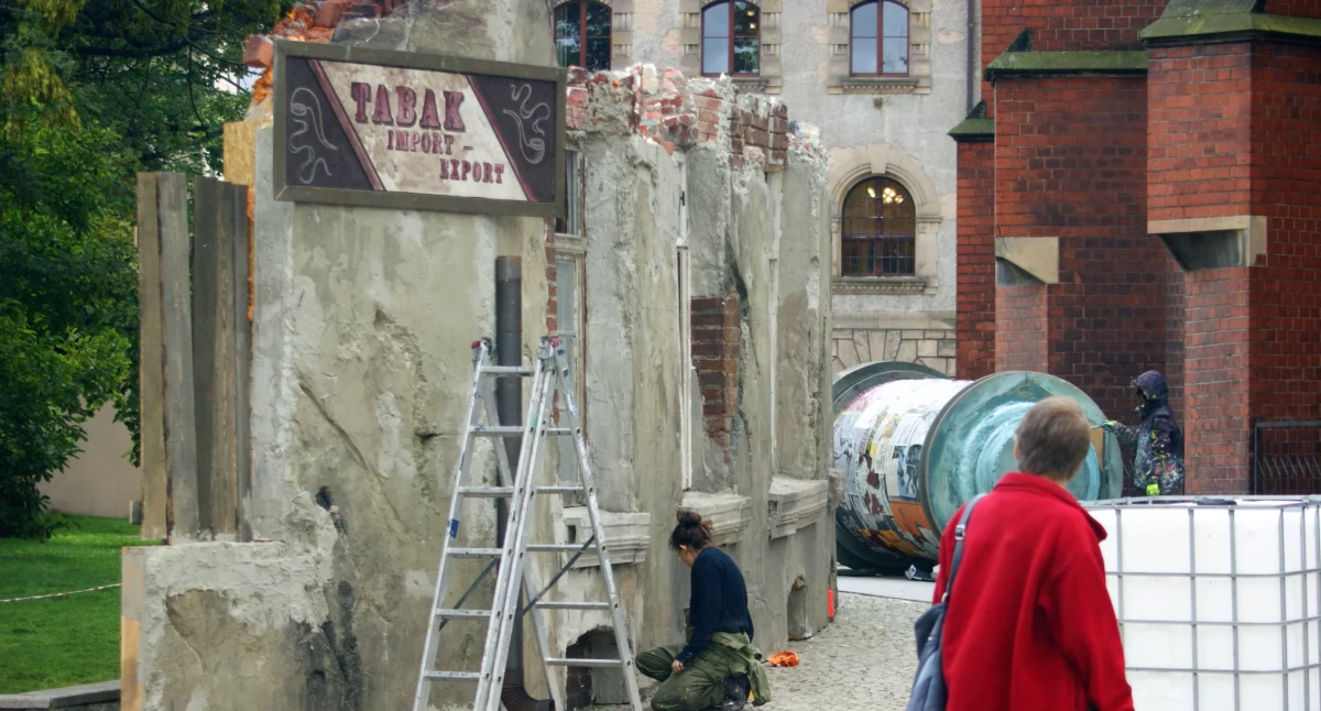 Filmowcy zamienili centrum Legnicy w ruiny. Jutro ruszają zdjęcia do 