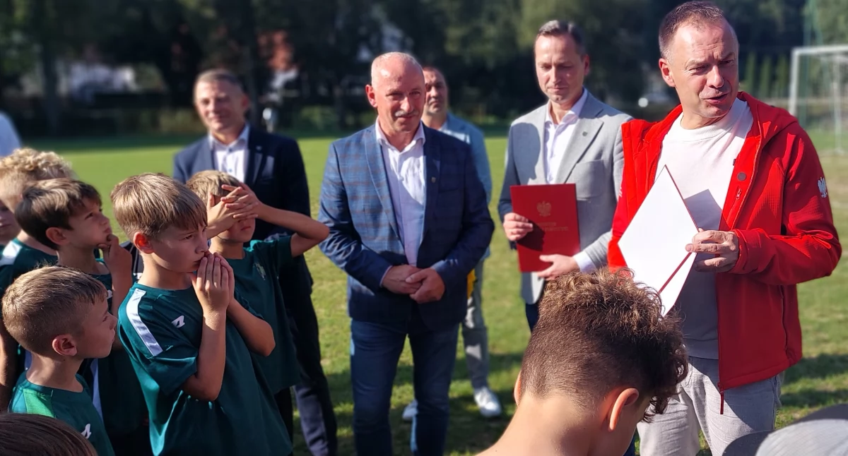 Minister sportu przytargał do Złotoryi worek pieniędzy