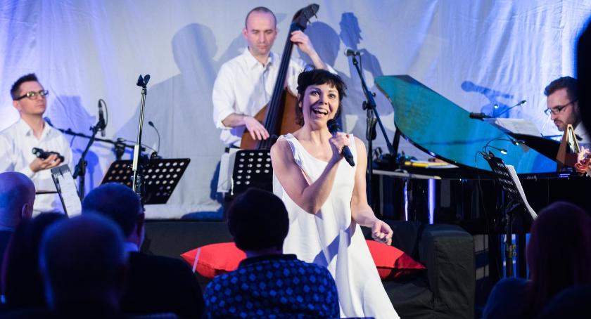 W teatralnej kawiarni piosenki, które „brzmią znajomo”