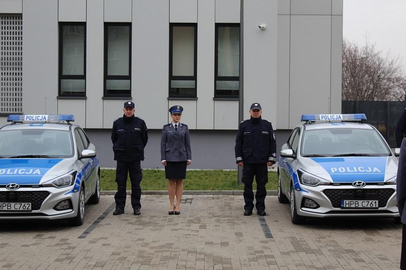 Dzielnicowi z Legnicy i Chojnowa dostali na gwiazdkę nowy radiowóz