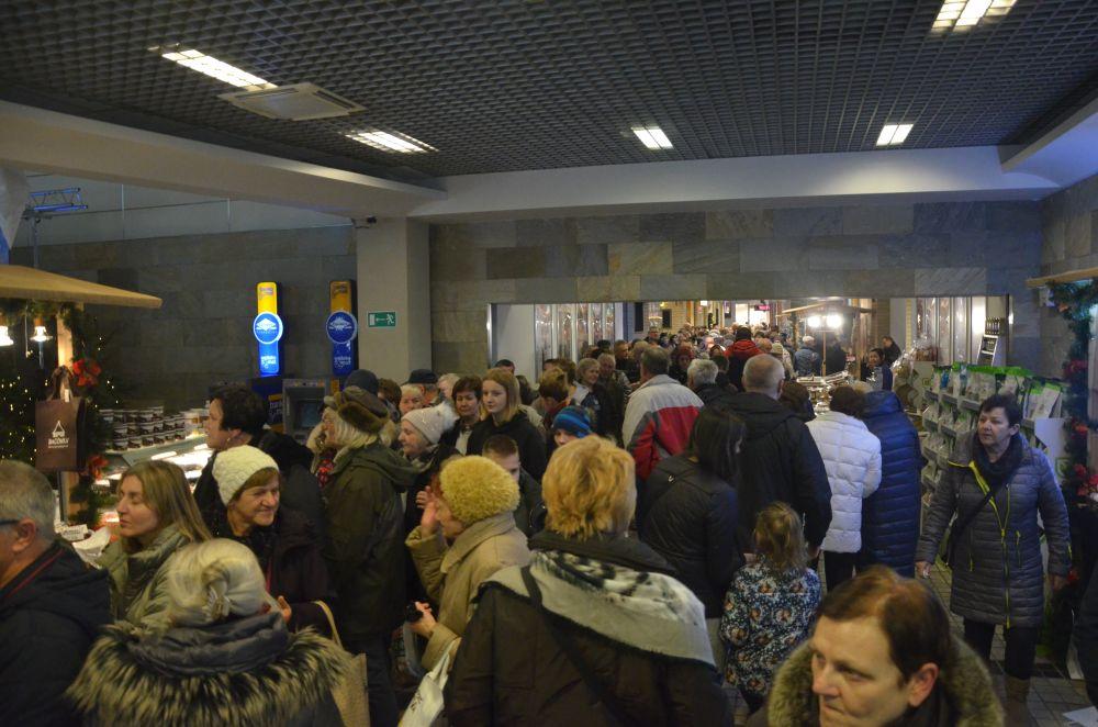 Kolejka jak za mięsem w PRL-u na premierze miejskiego kalendarza