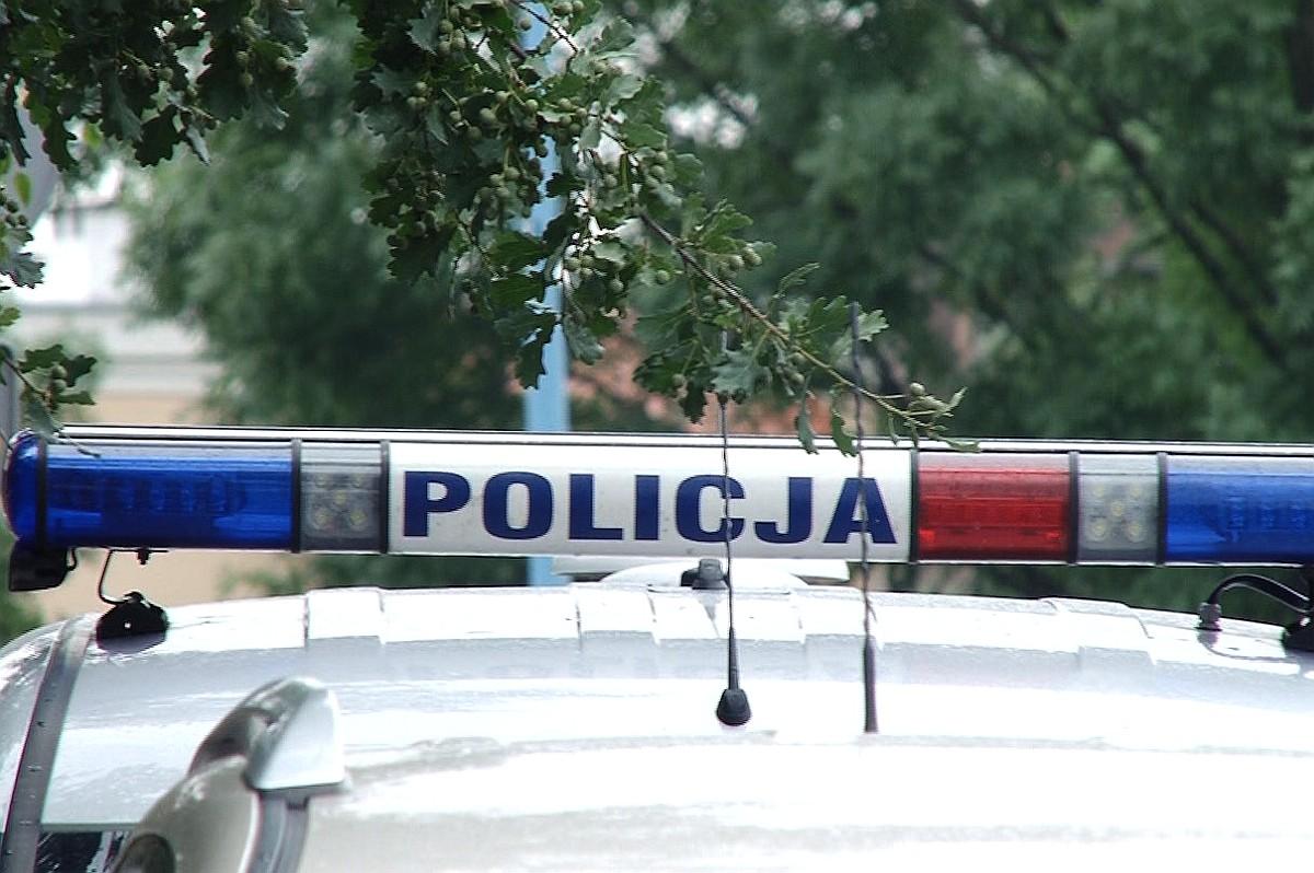 39-letni recydywista z nożem w dłoni okradł dwa sklepy