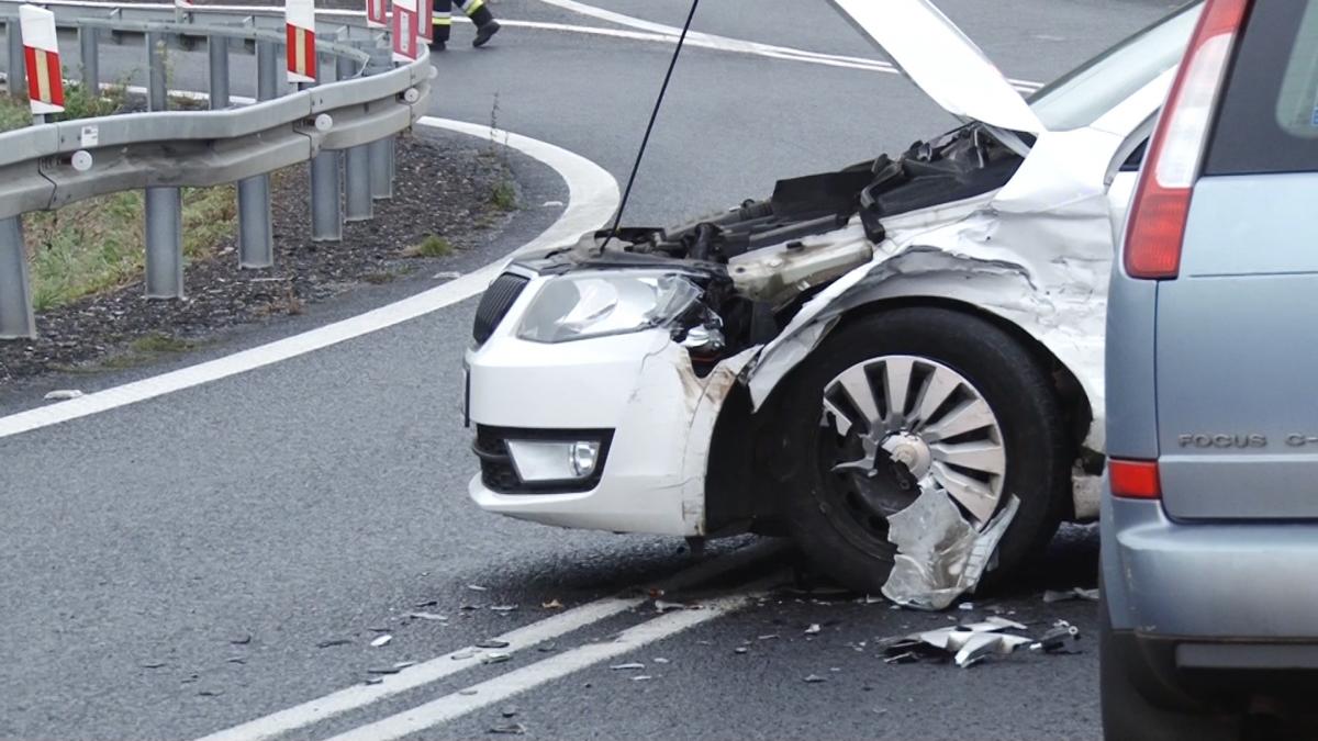 Zderzenie dwóch samochodów na zjeździe na A4
