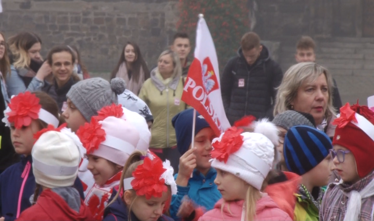 Salwa honorowa, apel poległych i hymn 