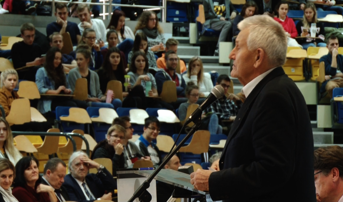 Kwadrans Akademicki: O konferencjach dotyczących bezpieczeństwa i odbudowy kraju